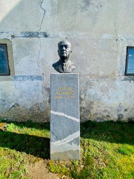 Kip Louisa Adamiča pred graščino Praproče